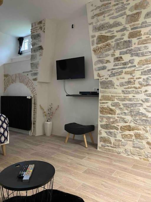 Charmant Studio Idealement Place Et Paisible ! Oloron-Sainte-Marie Exterior photo